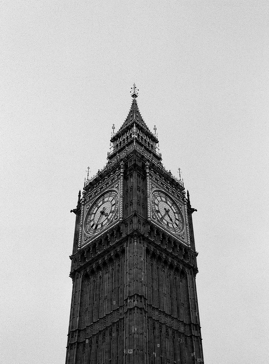 Barthelemy de Mazenod | Architecture | A symmetrical shot of Big Ben in London