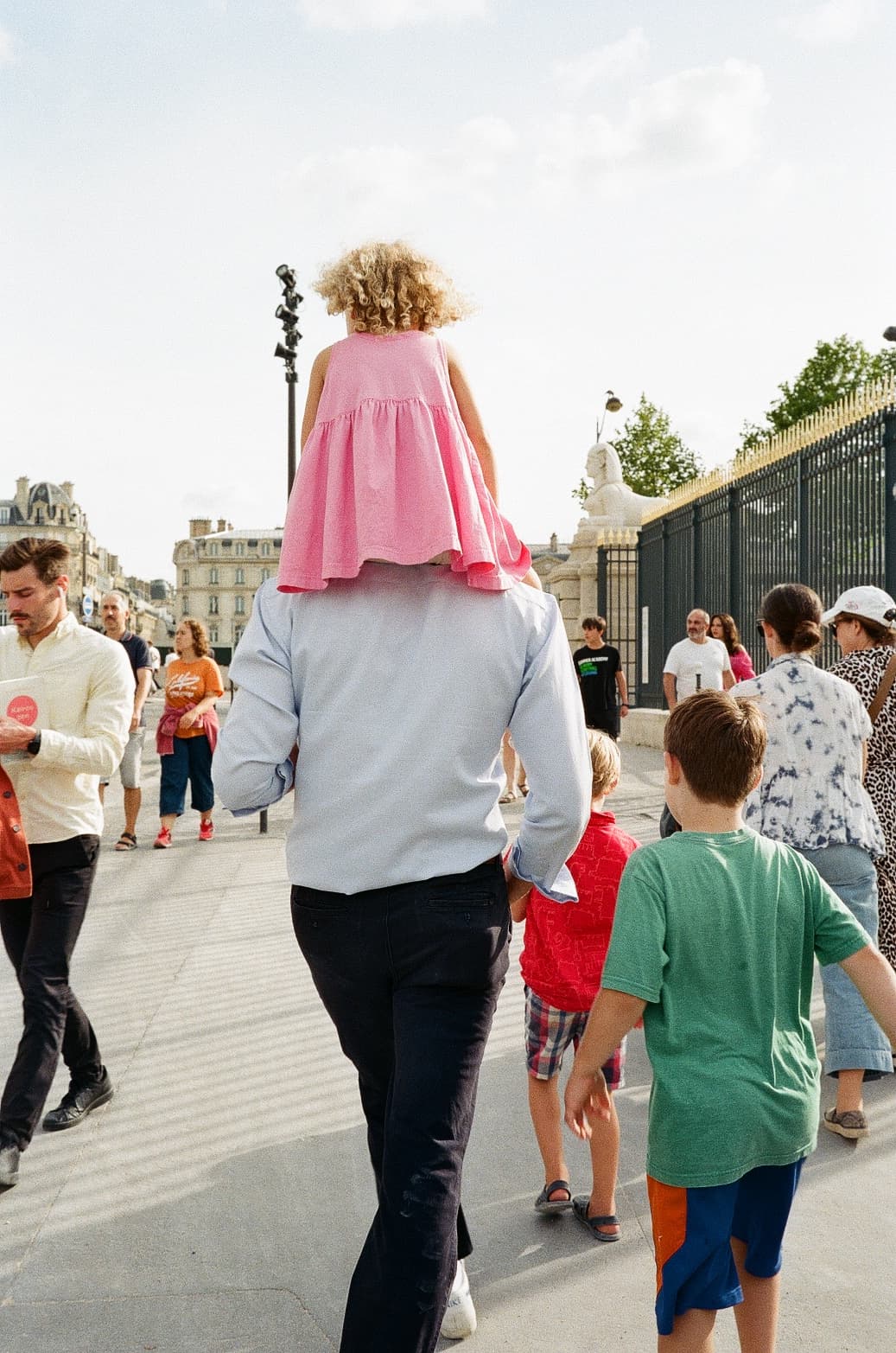 Barthelemy de Mazenod | People of Paris | A dad carrying his daughter on his shoulders