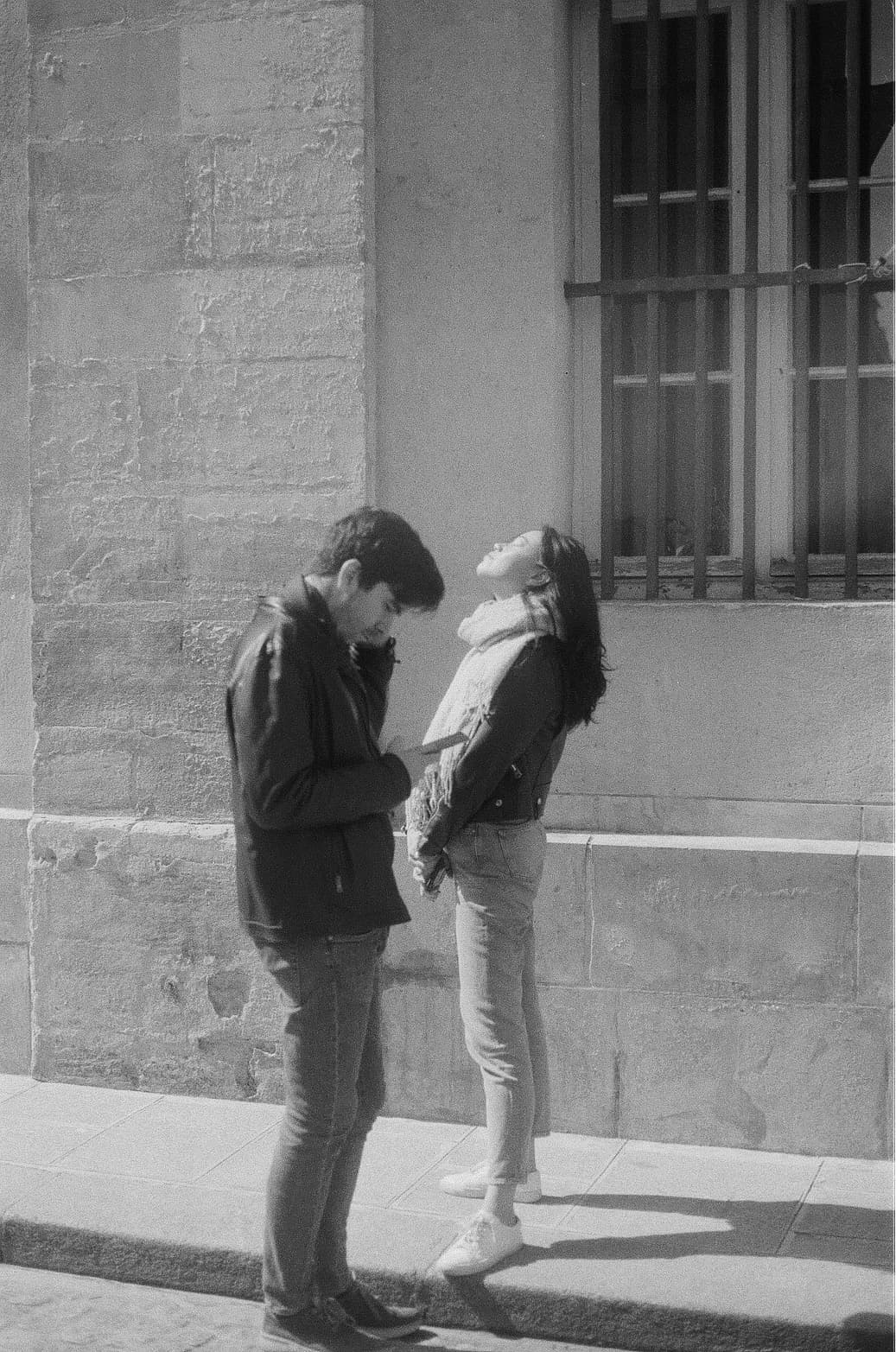 Barthelemy de Mazenod | People of Paris | A couple, the man look at his phone and the woman is looking at the sun. In Le Marais